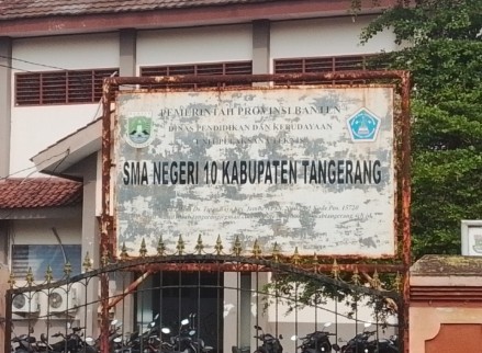 Papan nama SMA 10 Kabupaten Tangerang Banten