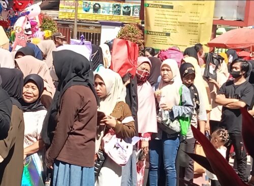 BBM SUBSIDI LANGKA SE-INDONESIA: RAKYAT ANTRI 5 JAM, 9 PARTAI DI SENAYAN BUNGKAM Pertalite Langka, Solar Antri Kilometer, Tidak Satu Pun Parpol Turun ke Jalan – Ada Apa?